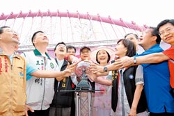 臺中新地標(biāo)浪漫情人橋啟用 胡志強(qiáng)與妻子橋頭擁吻