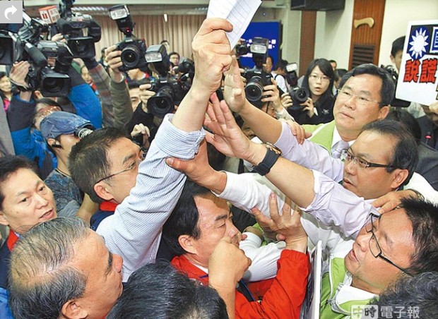 臺灣立法機構(gòu)審服貿(mào)協(xié)議再空轉(zhuǎn) 王金平今邀朝野協(xié)商 臺灣立法機構(gòu)審服貿(mào)協(xié)議再空轉(zhuǎn) 王金平今邀朝野協(xié)商