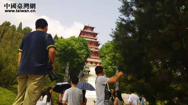 全國網(wǎng)絡(luò)媒體陜西行的記者走進(jìn)寶雞青銅器博物院 全國網(wǎng)絡(luò)媒體陜西行的記者走進(jìn)寶雞青銅器博物院