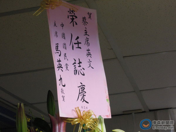 �RӢ���ͽo��Ӣ�Į��x���M�h��ϯ�Ļ��@�����_180��������ֱ�������M�h�����h���k�����컨��