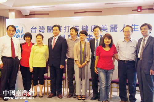 臺(tái)灣醫(yī)師和大陸病患合影 臺(tái)灣醫(yī)師和大陸病患合影