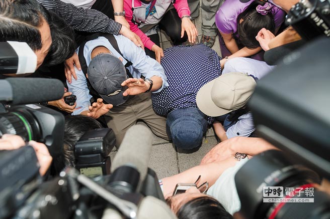 鄭捷父母現(xiàn)身江子翠站外下跪道歉 鄭捷父母現(xiàn)身江子翠站外下跪道歉