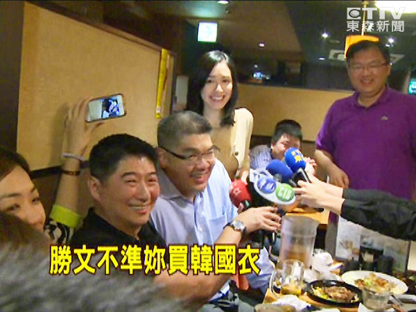 連勝文嚴(yán)禁妻子買韓國(guó)服裝 連勝文嚴(yán)禁妻子買韓國(guó)服裝