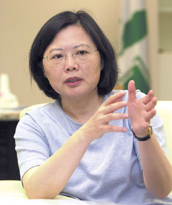 蔡英文南臺(tái)灣放豪言:臺(tái)南選舉要大贏 帶動(dòng)2016 蔡英文南臺(tái)灣放豪言:臺(tái)南選舉要大贏 帶動(dòng)2016