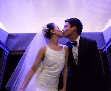 周迅真的嫁了 現(xiàn)場上演求婚熱吻秀 周迅真的嫁了 現(xiàn)場上演求婚熱吻秀