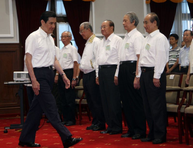 臺灣地區(qū)領導人馬英九(左)21日在其辦公室主持月會 臺灣地區(qū)領導人馬英九(左)21日在其辦公室主持月會