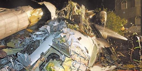 警消在雨中對著飛機(jī)殘骸灌水降溫,希望能找到更多生還者 警消在雨中對著飛機(jī)殘骸灌水降溫,希望能找到更多生還者