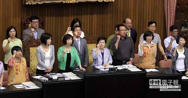 杯葛“監(jiān)察院人事案” 綠耍老招再占主席臺 杯葛“監(jiān)察院人事案” 綠耍老招再占主席臺