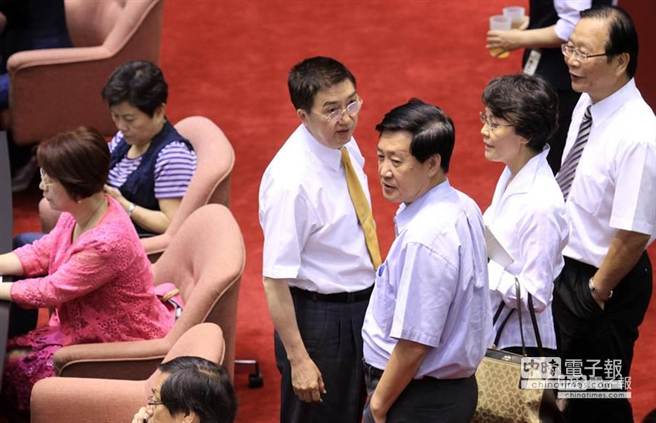 杯葛“監(jiān)察院人事案” 綠耍老招再占主席臺 杯葛“監(jiān)察院人事案” 綠耍老招再占主席臺