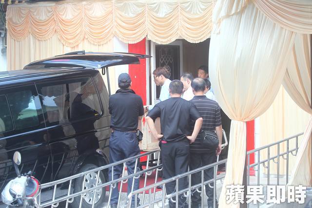 臺灣復(fù)興航空空難2法國女學(xué)生遺體空運(yùn)回國(組圖) 臺灣復(fù)興航空空難2法國女學(xué)生遺體空運(yùn)回國(組圖)