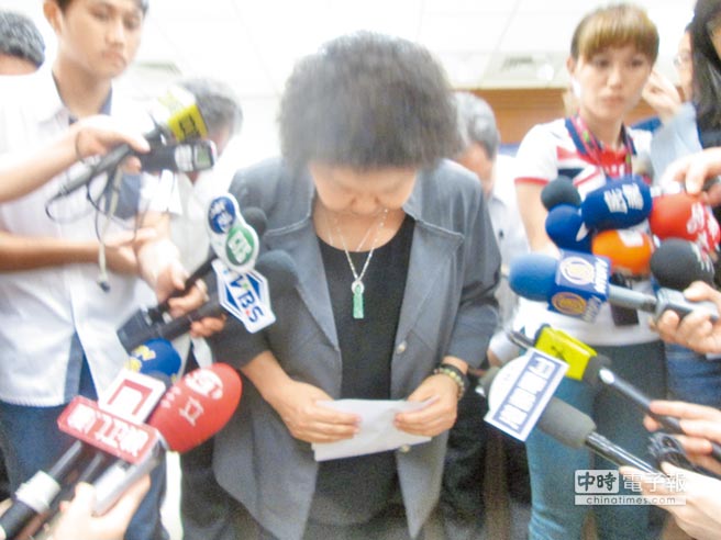 陳菊道歉 副市長及三局長“演戲請(qǐng)辭”推托責(zé)任 陳菊道歉 副市長及三局長“演戲請(qǐng)辭”推托責(zé)任