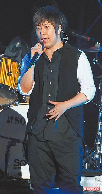 五月天飆唱撫慰高雄:伸手擁抱缺憾會(huì)少一點(diǎn) 五月天飆唱撫慰高雄:伸手擁抱缺憾會(huì)少一點(diǎn)