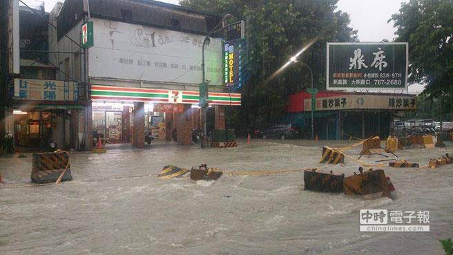 氣爆災區(qū)連夜大雨 高雄一片汪洋 氣爆災區(qū)連夜大雨 高雄一片汪洋