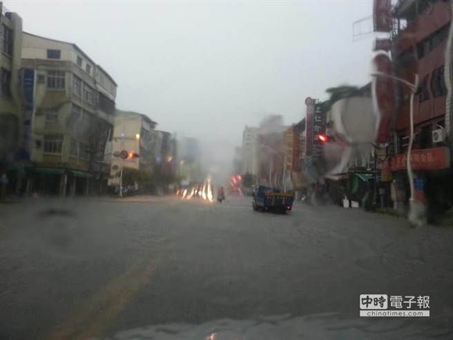 氣爆災區(qū)連夜大雨 高雄一片汪洋 氣爆災區(qū)連夜大雨 高雄一片汪洋