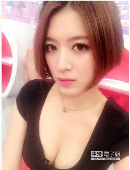 李妍瑾甘當(dāng)最“胸”臭臉王 粉絲狂贊 李妍瑾甘當(dāng)最“胸”臭臉王 粉絲狂贊