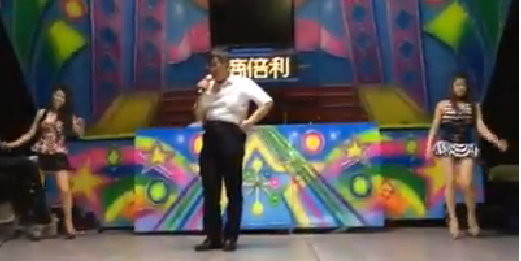 柯文哲叉腰獻(xiàn)唱《香港之夜》 柯文哲叉腰獻(xiàn)唱《香港之夜》