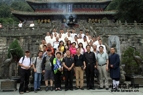 第八屆海峽兩岸媒體荊楚行記者來(lái)到十堰武當(dāng)山海峽兩岸交流基地進(jìn)行參觀采訪 第八屆海峽兩岸媒體荊楚行記者來(lái)到十堰武當(dāng)山海峽兩岸交流基地進(jìn)行參觀采訪