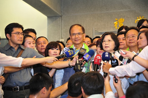 ���a�������M(j��n)�h��ϯ��Ӣ����ͬ�µ�ӛ���x�±����L�����_(t��i)ý�D��