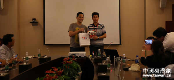 臺灣互聯(lián)網(wǎng)業(yè)者參訪大陸電商龍頭企業(yè)京東商城 臺灣互聯(lián)網(wǎng)業(yè)者參訪大陸電商龍頭企業(yè)京東商城