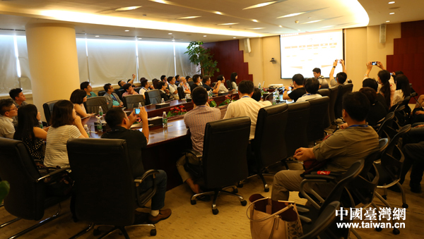 臺(tái)灣互聯(lián)網(wǎng)業(yè)者參訪大陸電商龍頭企業(yè)京東商城 臺(tái)灣互聯(lián)網(wǎng)業(yè)者參訪大陸電商龍頭企業(yè)京東商城