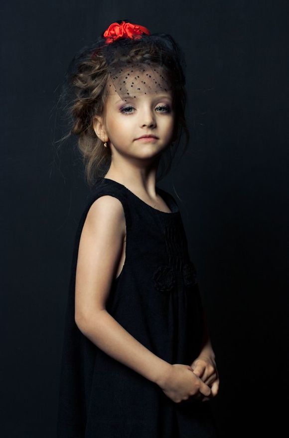 �������ˊʘ�Ӎ ���_˹�}��ͯģ��������(Angelina Kurkina)�l(f��)��һ�M����,��Ƭ��С�������Ͱ�׃,�·��`�䷲�g��