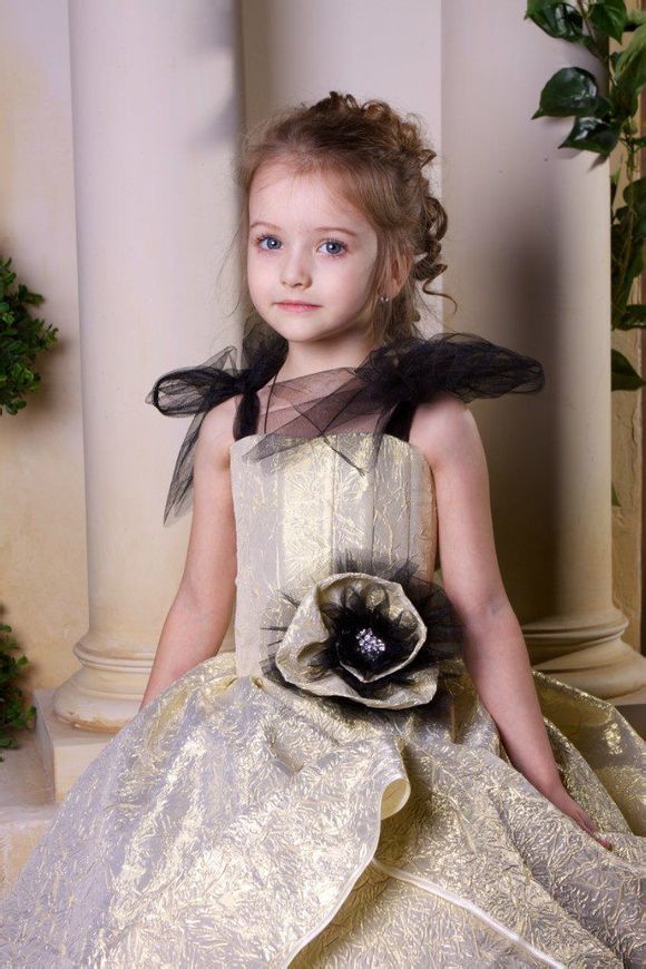 �������ˊʘ�Ӎ ���_˹�}��ͯģ��������(Angelina Kurkina)�l(f��)��һ�M����,��Ƭ��С�������Ͱ�׃,�·��`�䷲�g��