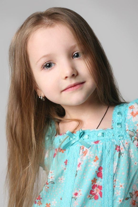 �������ˊʘ�Ӎ ���_˹�}��ͯģ��������(Angelina Kurkina)�l(f��)��һ�M����,��Ƭ��С�������Ͱ�׃,�·��`�䷲�g��