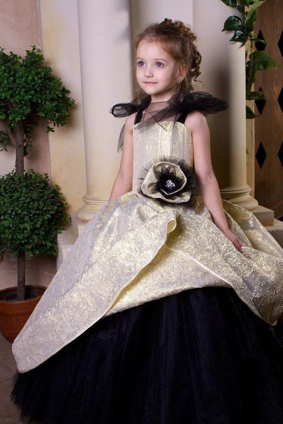 �������ˊʘ�(l��)Ӎ ���_˹�}��ͯģ��������(Angelina Kurkina)�l(f��)��һ�M��(xi��)��,��Ƭ��С�������Ͱ�׃,�·��`�䷲�g��