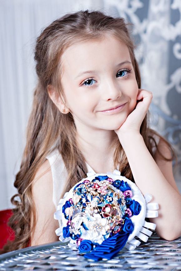 �������ˊʘ�Ӎ ���_˹�}��ͯģ��������(Angelina Kurkina)�l(f��)��һ�M����,��Ƭ��С�������Ͱ�׃,�·��`�䷲�g��