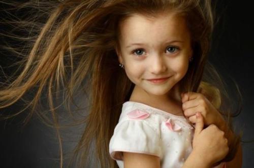 �������ˊʘ�Ӎ ���_˹�}��ͯģ��������(Angelina Kurkina)�l(f��)��һ�M����,��Ƭ��С�������Ͱ�׃,�·��`�䷲�g��