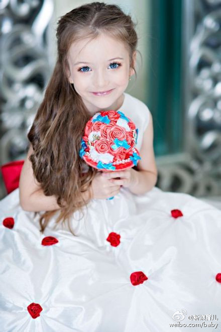 �������ˊʘ�Ӎ ���_˹�}��ͯģ��������(Angelina Kurkina)�l(f��)��һ�M����,��Ƭ��С�������Ͱ�׃,�·��`�䷲�g��