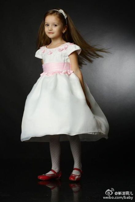 �������ˊʘ�Ӎ ���_˹�}��ͯģ��������(Angelina Kurkina)�l(f��)��һ�M����,��Ƭ��С�������Ͱ�׃,�·��`�䷲�g��