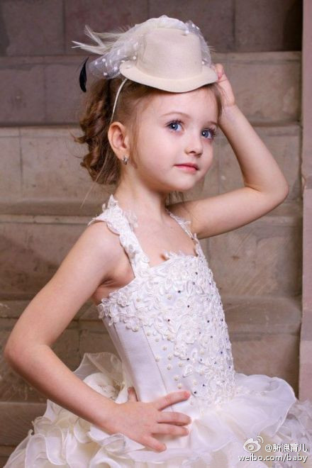 �������ˊʘ�Ӎ ���_˹�}��ͯģ��������(Angelina Kurkina)�l(f��)��һ�M����,��Ƭ��С�������Ͱ�׃,�·��`�䷲�g��