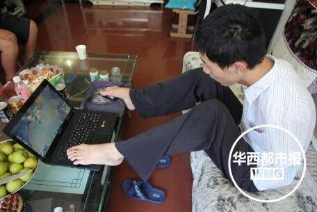 603分無臂考生系網(wǎng)游高手 曾用腳打敗同學(xué)(圖)