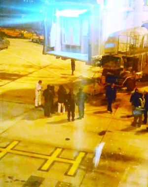 旅客因晚到機(jī)場(chǎng)要攔飛機(jī)掉下廊橋(圖) 旅客因晚到機(jī)場(chǎng)要攔飛機(jī)掉下廊橋(圖)