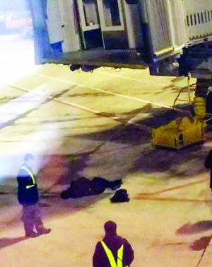 旅客因晚到機(jī)場(chǎng)要攔飛機(jī)掉下廊橋(圖) 旅客因晚到機(jī)場(chǎng)要攔飛機(jī)掉下廊橋(圖)