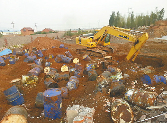 山東4名男子被化工廠雇偷埋危廢 當(dāng)場中毒死亡