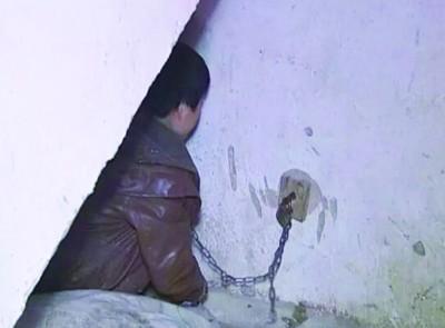 被鎖在樓道里的周培敏