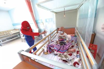 母親扮蜘蛛俠為兒子籌錢續(xù):兒子放棄治療去世 母親扮蜘蛛俠為兒子籌錢續(xù):兒子放棄治療去世