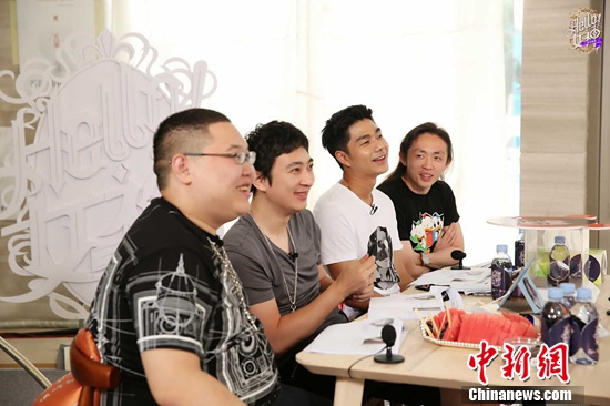 王思聰自認(rèn)是平凡人被美女要求做樹懶表情