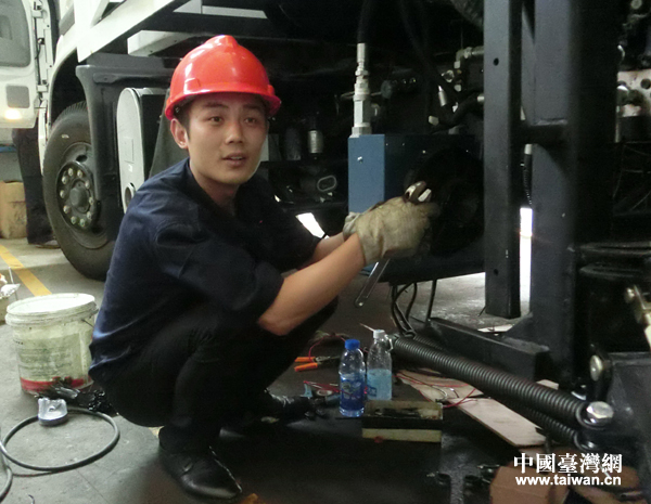 “上海工匠”胡振球:農(nóng)民工的創(chuàng)新小發(fā)明解決世界大難題 “上海工匠”胡振球:農(nóng)民工的創(chuàng)新小發(fā)明解決世界大難題