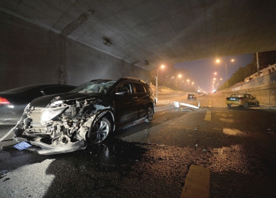 男子酒駕撞毀出租 露紋身威脅“不準(zhǔn)報(bào)警” 男子酒駕撞毀出租 露紋身威脅“不準(zhǔn)報(bào)警”