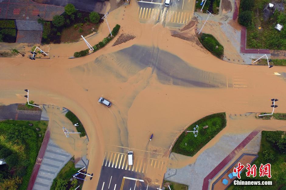 航拍湖北宜昌遭暴雨襲擊 公路成“黃河” 航拍湖北宜昌遭暴雨襲擊 公路成“黃河”
