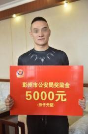 小伙兩下撂倒劫匪婉拒感謝:我還要回家做飯 小伙兩下撂倒劫匪婉拒感謝:我還要回家做飯