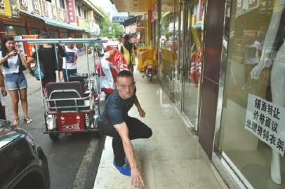 小伙兩下撂倒劫匪婉拒感謝:我還要回家做飯 小伙兩下撂倒劫匪婉拒感謝:我還要回家做飯