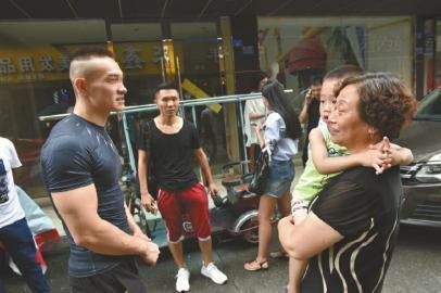 小伙兩下撂倒劫匪婉拒感謝:我還要回家做飯 小伙兩下撂倒劫匪婉拒感謝:我還要回家做飯