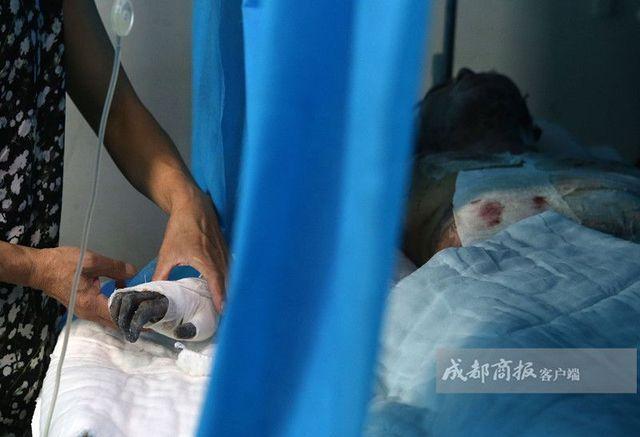 13歲少年為搶手機(jī) 潑汽油燒傷年輕女教師 13歲少年為搶手機(jī) 潑汽油燒傷年輕女教師