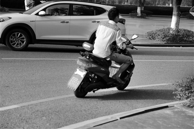 送餐員無視交規(guī)致事故頻發(fā):送餐越快賺錢越多 送餐員無視交規(guī)致事故頻發(fā):送餐越快賺錢越多