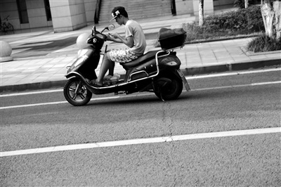 送餐員無視交規(guī)致事故頻發(fā):送餐越快賺錢越多 送餐員無視交規(guī)致事故頻發(fā):送餐越快賺錢越多