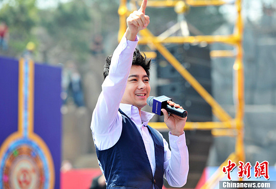 林志穎真的拿到蘋果7手機(jī)了!翹腳滑新機(jī)照曝光 林志穎真的拿到蘋果7手機(jī)了!翹腳滑新機(jī)照曝光